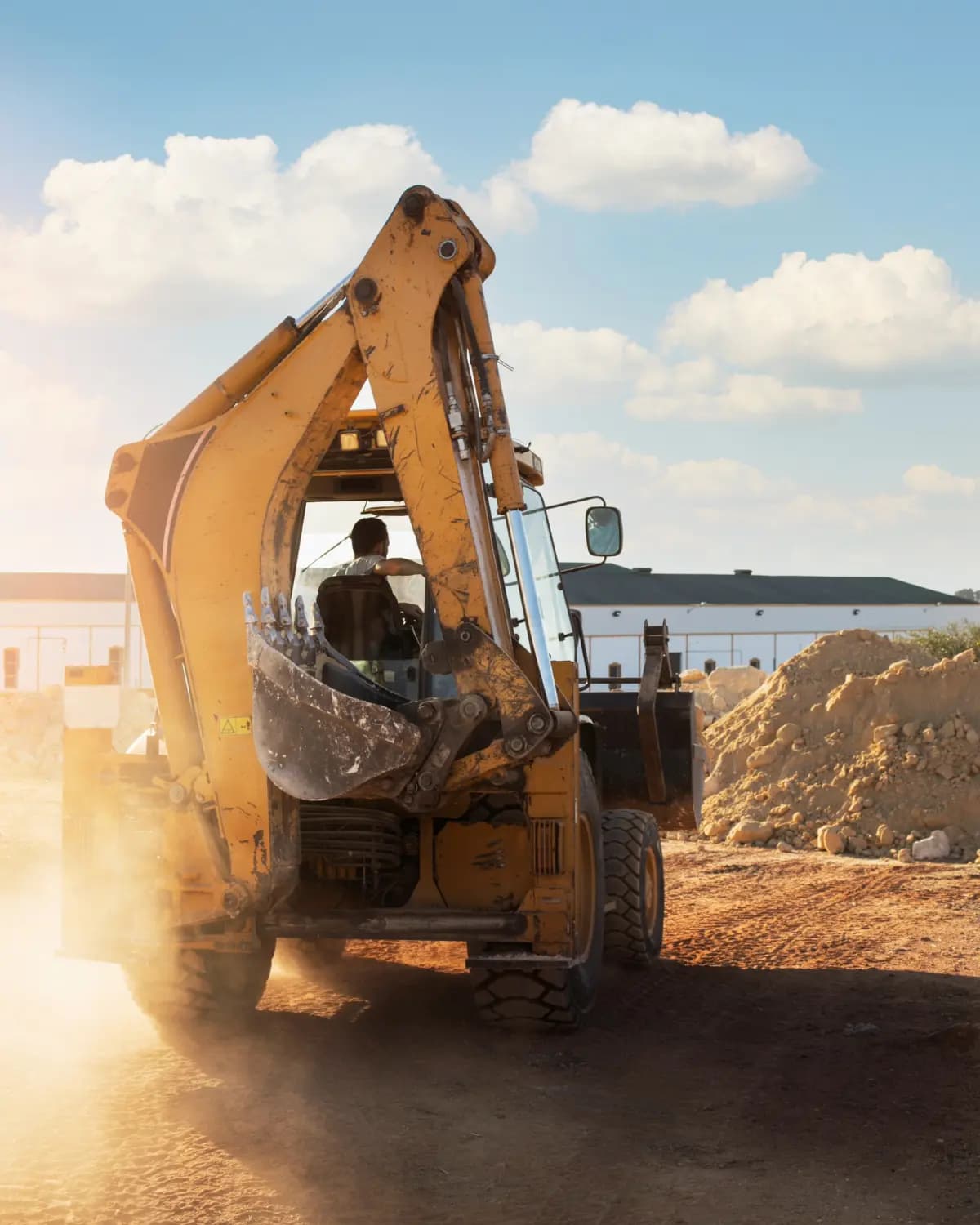 Tractopelle sur un chantier